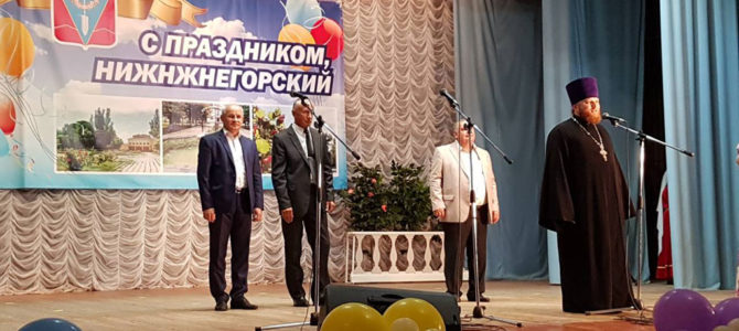 Благочинный Нижнегорского округа поздравил земляков с Днём поселка