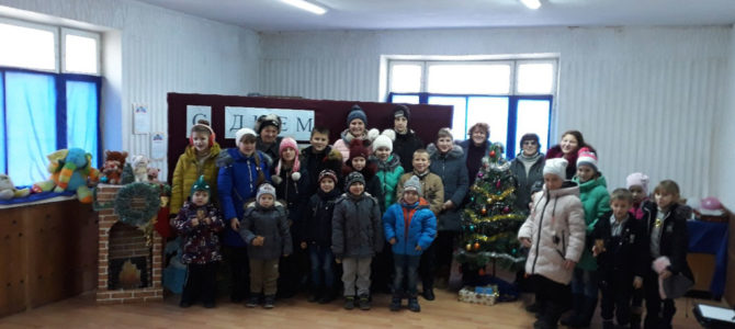 Воскресная школа храма новомучеников Крымских выступила для детишек и одиноких пожилых людей