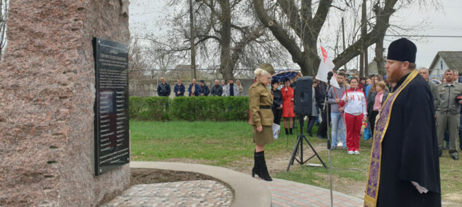 В 75-летнюю годовщину освобождения Нижнегорского района открыт памятник Героям-подпольщикам