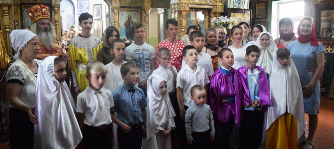 Воспитанники воскресной школы поздравили прихожан родного храма с Пасхальными днями