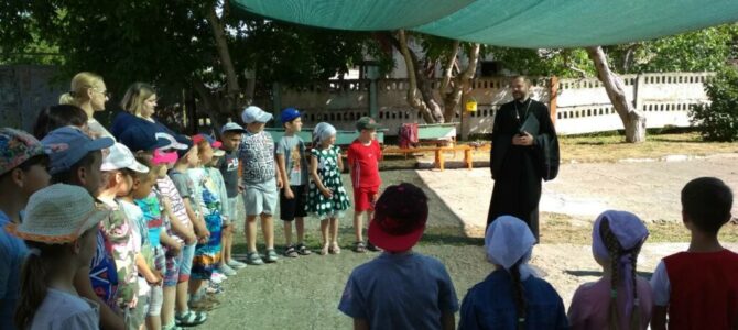 Настоятель храма посетил детский пришкольный лагерь в с. Михайловка