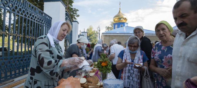 Праздничное угощение медом нового сбора в Покровском кафедральном соборе Праздничное угощение медом нового сбора в Покровском кафедральном соборе
