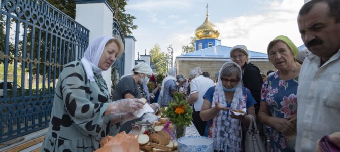 Праздничное угощение медом нового сбора в Покровском кафедральном соборе