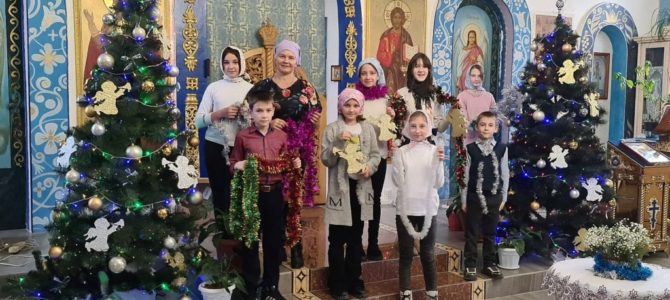 Воспитанники воскресной школы украшают Иверский храм к праздникам
