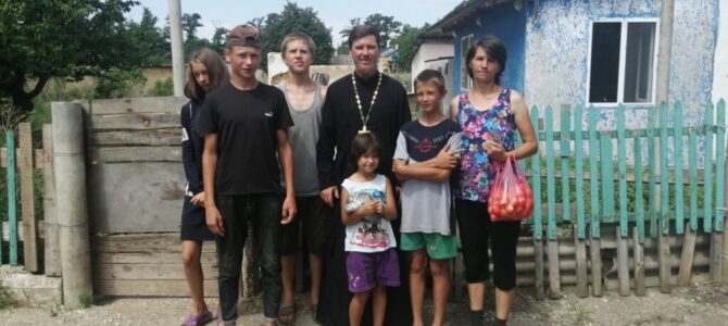 Настоятель храма «Призри на смирение» с. Калинино посетил малоимущие семьи