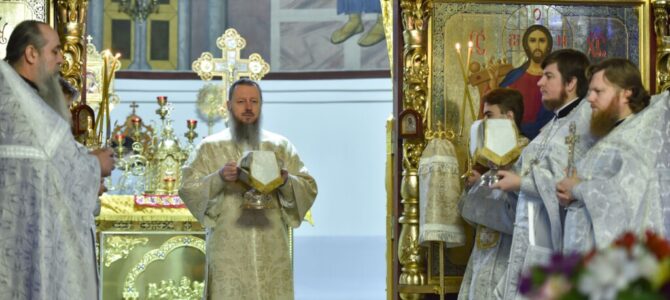 Божественная литургия в годовщину архиерейской хиротонии епископа Джанкойского и Раздольненского Алексия