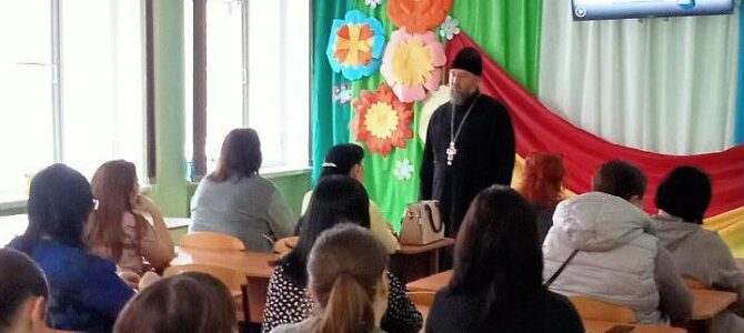 Настоятель Свято-Казанского храма рассказал родителям школьников о модуле ОПК