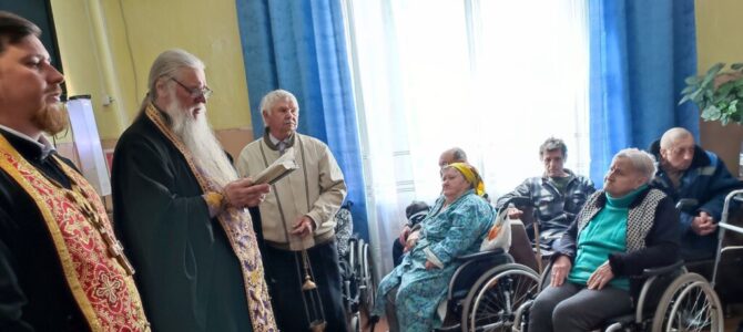 Священники Красногвардейского благочиния посетили отделение проживания пожилых и инвалидов «Ветеран» в селе Восход