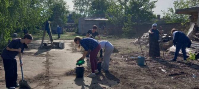 Уборка территории возле строящегося Свято-Троицкого храма перед Пасхой в поселке Первомайском