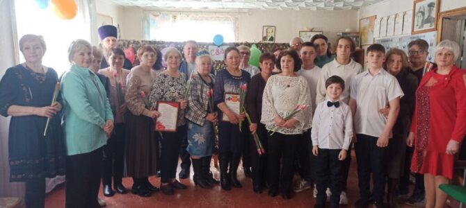 Священник поздравил женщин из волонтерской группы «Всё для Победы» Священник поздравил женщин из волонтерской группы «Всё для Победы»