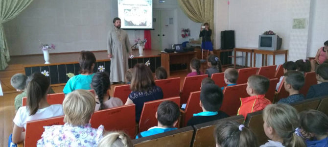 Священник рассказал школьникам с. Орловское об акции милосердия «Белый цветок»