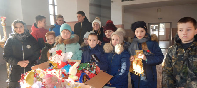 Красноперекопские школьники принесли в храм подарки для детей-сирот