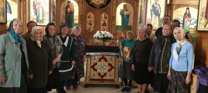 Прихожане Свято-Амвросиевского храма поздравили с юбилеем жительницу села