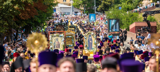 В Киеве состоялся молебен на Владимирской горке и многотысячный крестный ход ко Дню крещения Руси