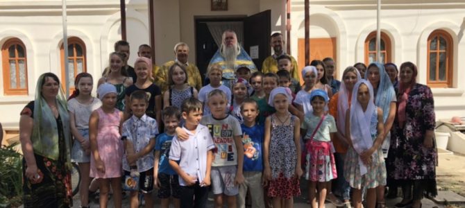 В праздник Успения в Свято-Андреевском храме дети получили благословение на учебу