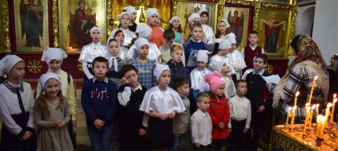 Дети поздравили прихожан Покровского собора с днём Святого Николая