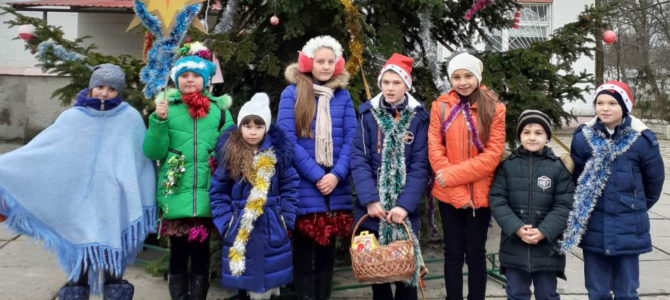 Воспитанники воскресной школы поздравили колядками жителей п. Азовского
