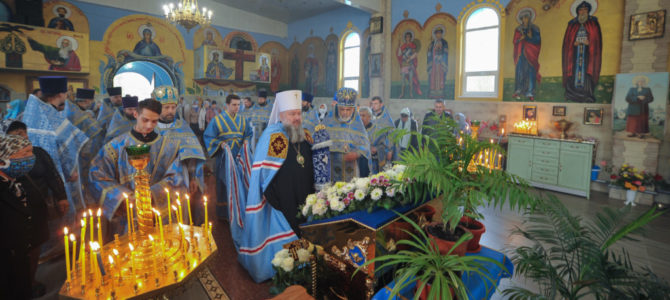 Праздничная Божественная литургия в Свято-Иверском храме п. Нижнегорского