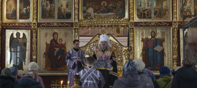 Правящий архиерей совершил общую исповедь в Покровском кафедральном соборе