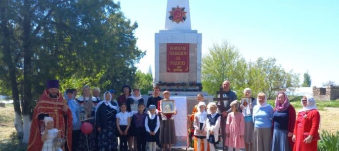 Священнослужители Нижнегорья приняли участие в мероприятиях а День Победы