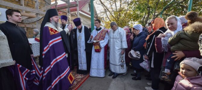 Правящий архиерей освятил накупольный крест для строящегося Свято-Пантелеимоновского храма г. Красноперекопска