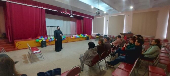 Священник посетил ролительское собрание в с. Садовом