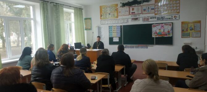Клирик Красногвардейского благочиния посетил родительское собрание в Калининской школе имени М.К. Чупилко