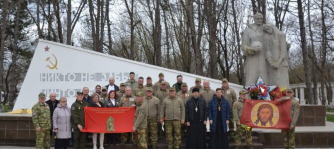 Священники приняли участие в возложении цветов в Сквере Героев в п. Красногвардейском