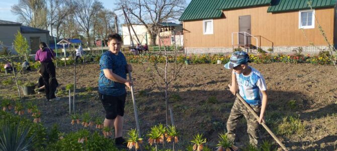 Воскресная школа приняла участие в субботнике на территории Екатерининского храма