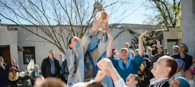 В Свято-Рождественском храме п. Первомайского на Благовещение выпустили в небо голубей