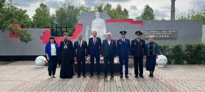 Торжественное возложение цветов в День Победы в Джанкое