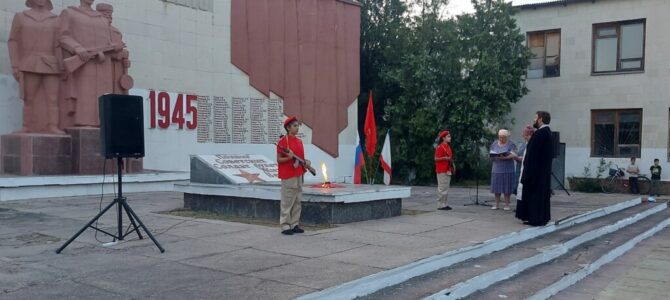 В селе Садовом Нижнегорского благочиния молитвенно почтили память жертв войны