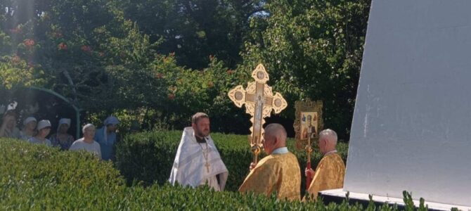 Заупокойная лития на месте погребения жертв концлагеря в с. Михайловка