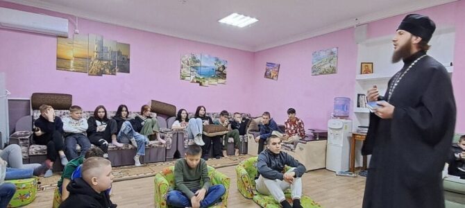 Клирик кафедрального собора провел занятие в Джанкойской школе-интернате
