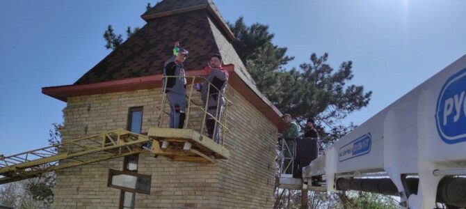 Произведен косметический ремонт фасада и крыши часовни в честь свт. Луки Крымского в п. Нижнегорском