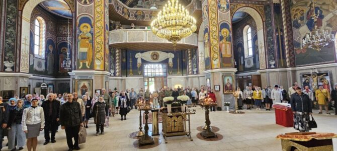 Архиерейская Божественная литургия в неделю 2-ю по Пасхе