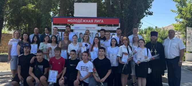 Благочинный посетил торжественное открытие молодёжной Доски Почёта в п. Нижнегорском