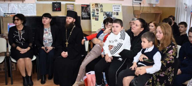 Клирик кафедрального собора поздравил джанкойских детей с ограниченными возможностями